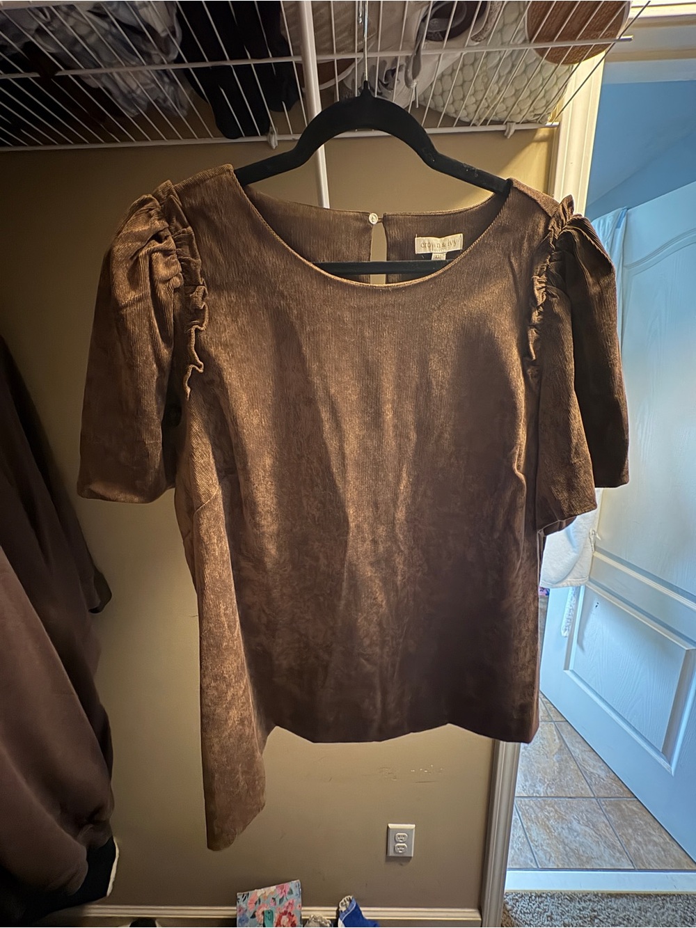 crown & ivy Brown Velvet Puff-Sleeve Blouse